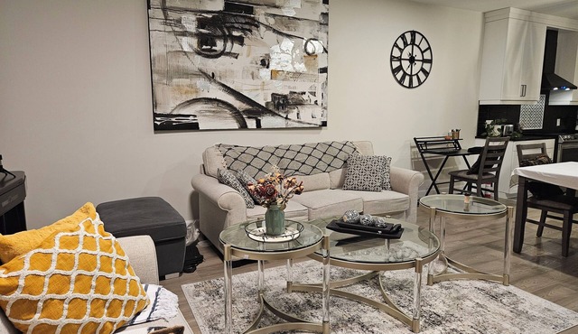 Executive 2 bedroom Retreat-near the Falls, Border and QEW.