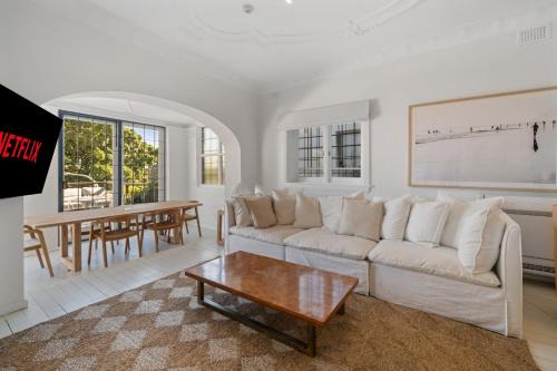 Executive 2BR Apt with Balcony near Yarranabbe Park