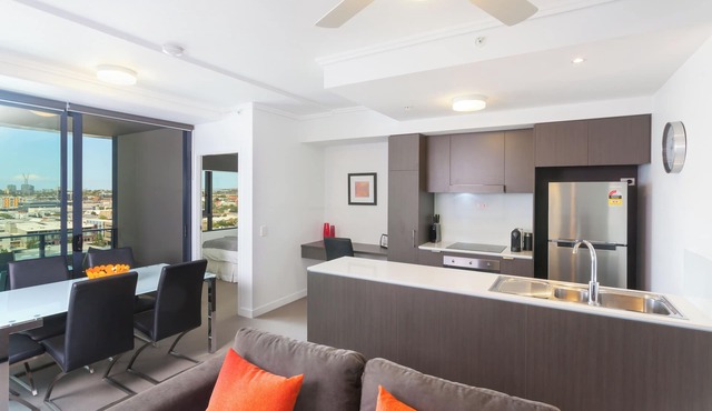 Executive 2BR Fortitude Valley apartment with pool and views