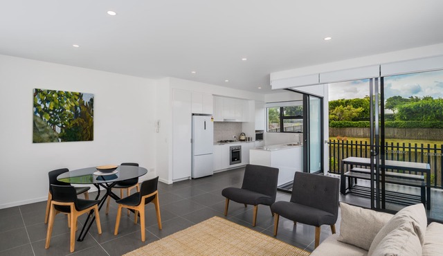 Executive 2BR Bulimba Apartment Across from the Park on Oxford St