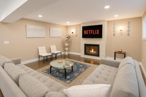 Executive 2BR Lower Suite Private & Spacious Close to USA Border