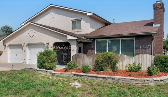 Executive 3-bedroom 3 Bth Home in Pueblo with Jetted Tub and Hot Tub,