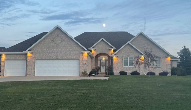 EXECUTIVE 3 bedroom/3 bathroom lake-view home just 15 minutes from Lambeau !