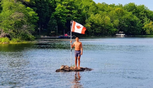 Executive 3 bedroom Cottage on private 30 Island Lake perfect for World Cup Fans