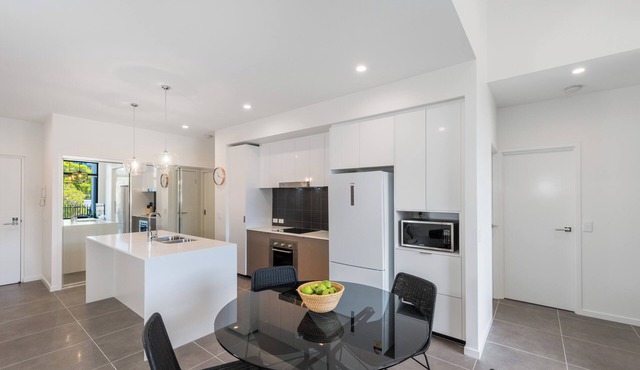 Executive 3BR Bulimba apartment near Oxford St shops and restaurants
