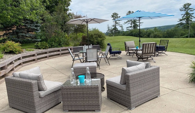 Executive 4 bedroom 3,000 sq ft home, outdoor patio & gardens