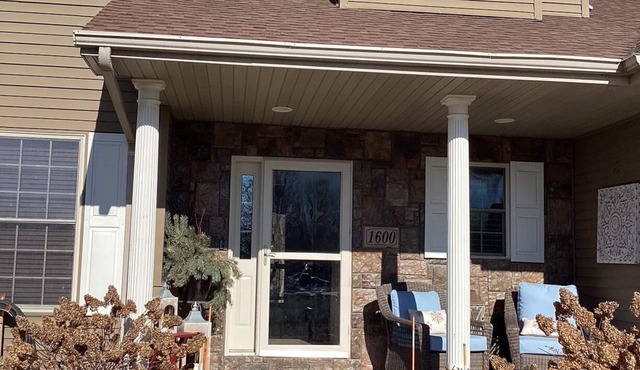 Executive 4 Bedroom Home/Close to NFL Draft in Green Bay & EAA event in Oshkosh