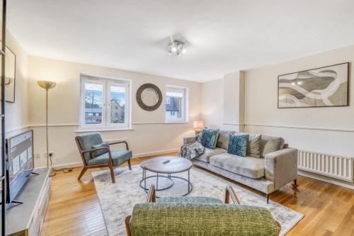 Executive 4 Bedroom Town House in Canada Water FREE WIFI & PARKING by City Stay Aparts London