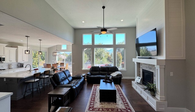 Executive 4-bedroom house in West Jordan with hot tub - Mountains & ski resorts