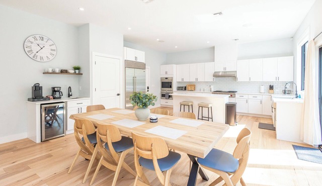 Executive 4BR/4BA, King Bed, Offices, EV Charger, Bidets