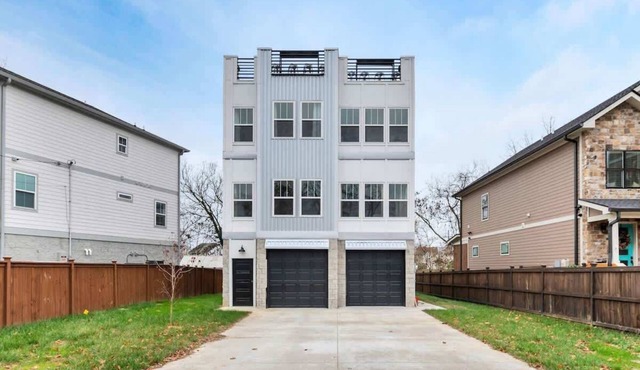 Executive 4BR/4BA Rental | Rooftop + River Views