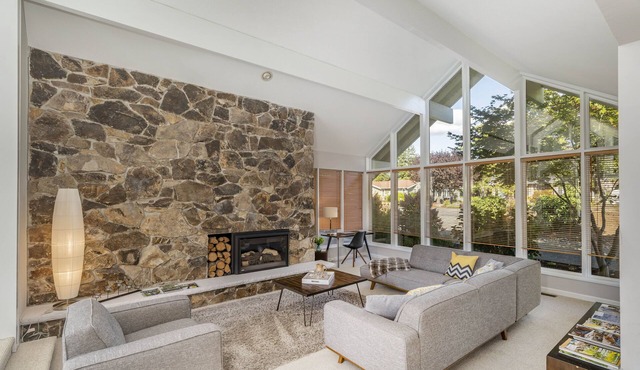 Executive 4BR Home, Clyde Hill, Pet ok, New open kitchen space to entertain