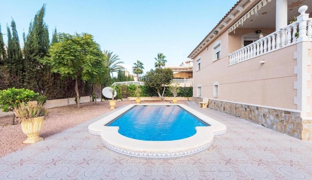 executive 5 star 2-bed apartment in benferri