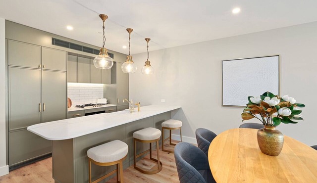 Executive apartment next to Long Reef Golf Course close to Beaches