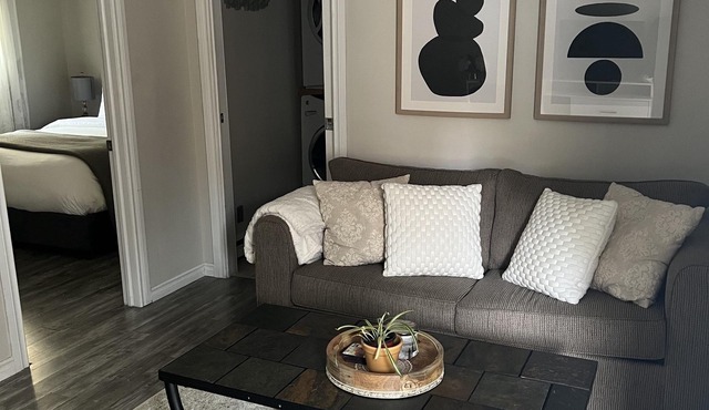 Executive apartment w/free parking & WiFi