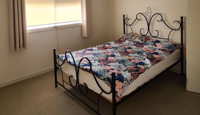 Executive Berwick home. 2 Storeys large lounge + office area. Suit professional