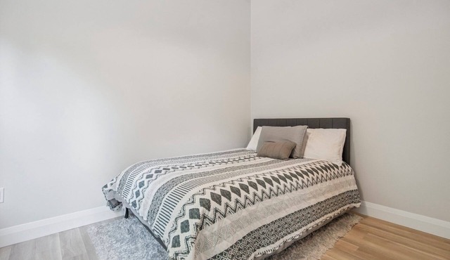 EXECUTIVE ROOM IN 2 BEDROOM APARTMENT. 30 DAYS MINIMUM STAY. IDEAL FOR STUDENTS