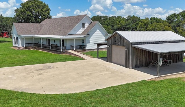 Executive Estate - Serene 4-bedroom farmhouse perfect for the Busy Executive