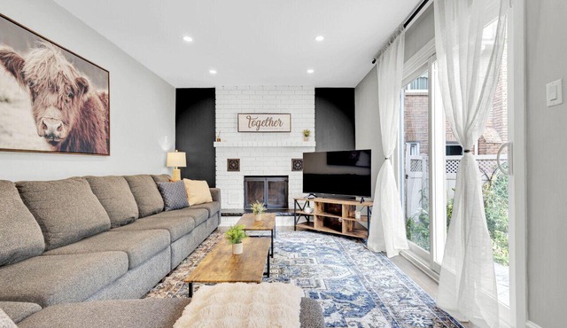 Executive Family Home Near, Go, Shops, Hwy, Transit