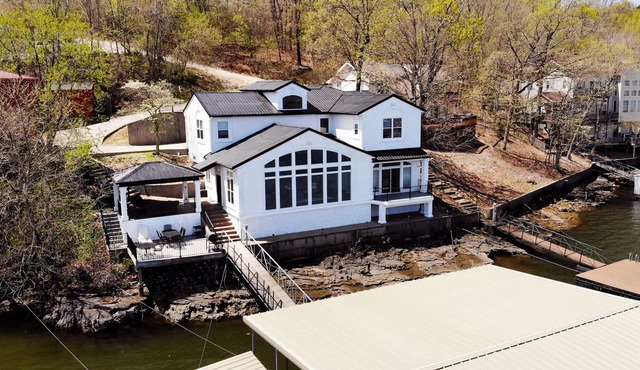 Executive Getaway close to all the action with Private 2 slip dock