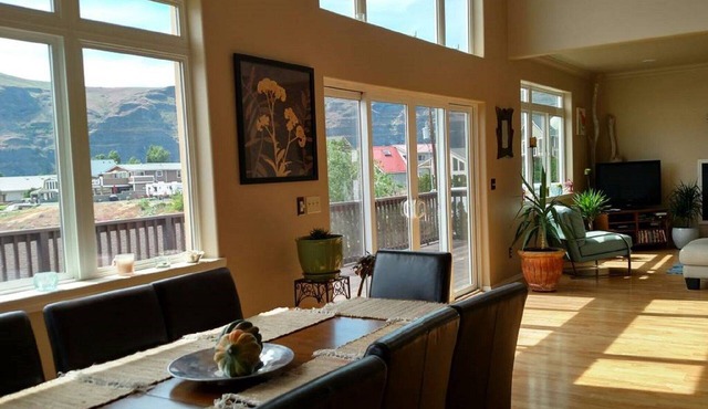 Executive home in the incredible Columbia Gorge Basin on the Columbia River