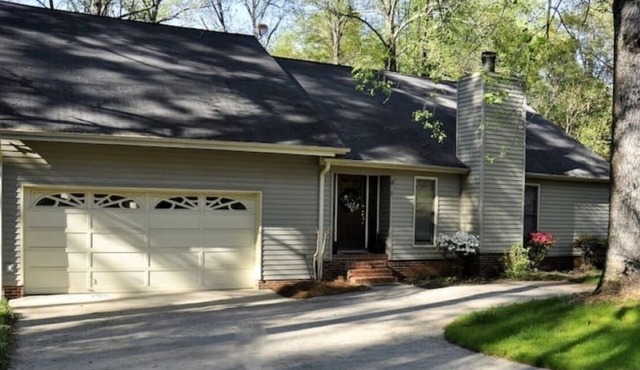 Executive home minutes to downtown Greenville, GHS, Swamp Rabbit Trail Sleeps 10