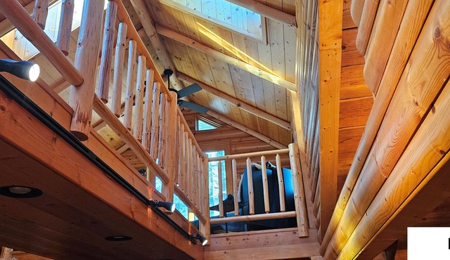 Executive Home on the lake. Five Bedroom & Three Bathrooms, Sleeps 19 People.
