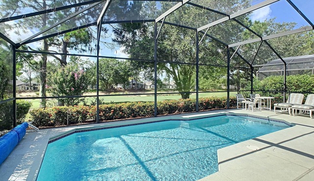 Executive Home, private pool within a gated community and on a Golfcourse