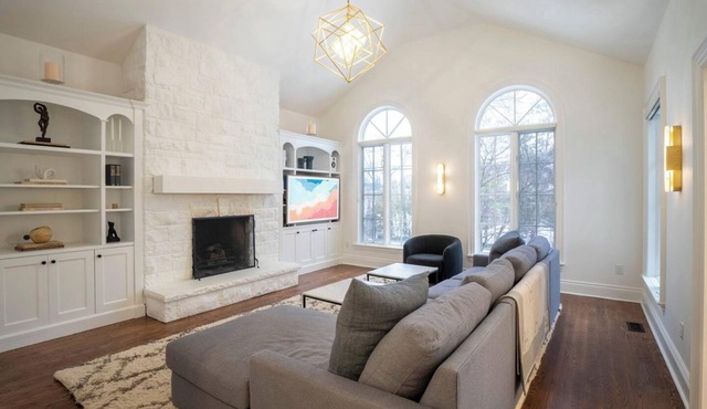 Executive Home With Luxury Amenities and Large Private Yard
