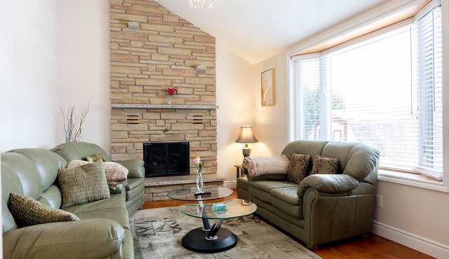 EXECUTIVE HOME WITH POOL IN WATERLOO