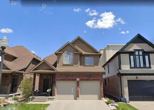 Executive House easy access to Kitchener-Waterloo, Cambridge, Toronto, walk to restaurants