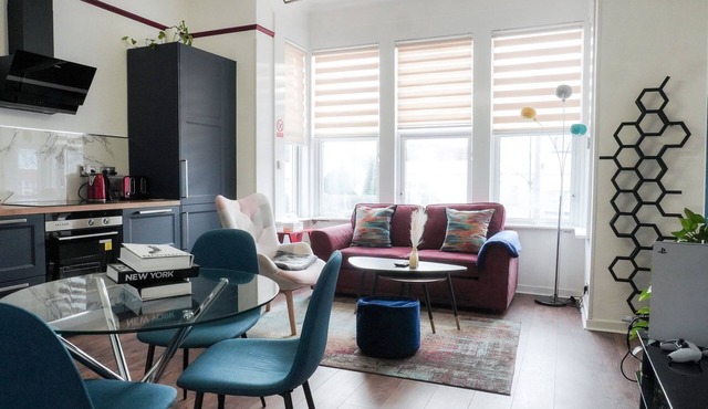 Executive King size 1-bedroom Contractor friendly - Free Parking!