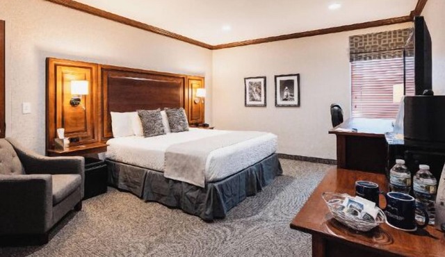 Executive King Handicap Room with Modern Amenities & Breakfast