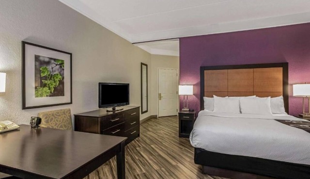 Executive King | La Quinta Orlando | Free Breakfast | Shuttle to Airport