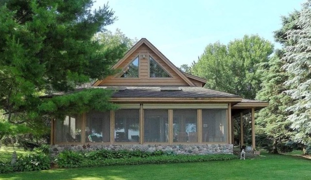 Executive lake front home sleeps 12- Amazing Views and Amenities