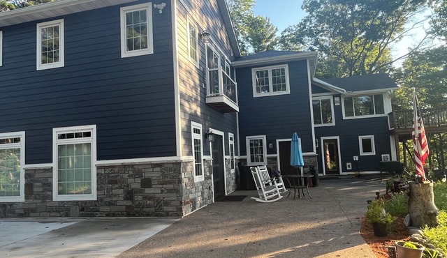 Executive Lakehome on Gull Lake – Fully Furnished 30+ Day Stays Amazing Views