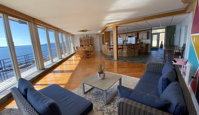 Executive Lakehouse- Sand Beach on 3 private acres with separate Guesthouse