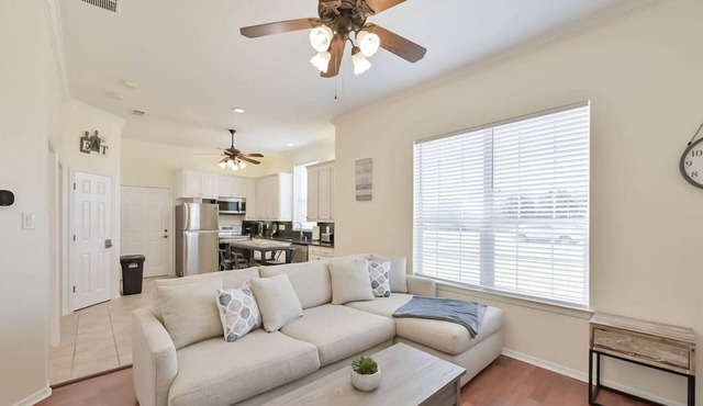 ★Executive Lakeside Estate★Front-Attached Apt Only