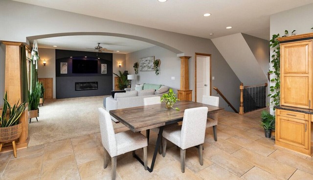 Executive Living 2min to Jordan Creek 6 bed/5 bath Near Jordan Creek Mall