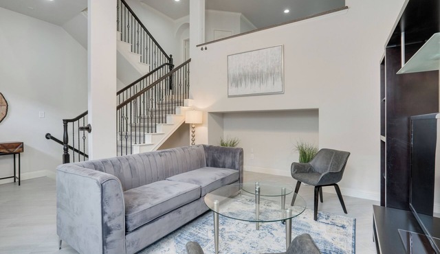 Executive Living At The Shops of Legacy Plano. nFAMILY, KIDS & PETS FRIENDLY!
