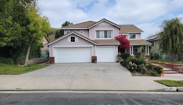 Executive Living, Scenic location 5+3 furnished; pool and entertainer's backyard