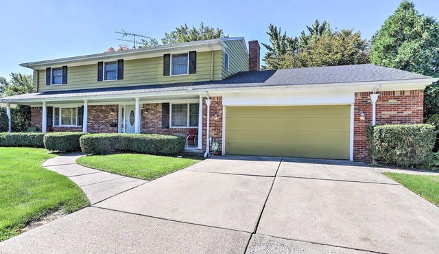 Executive Living: Toledo Golf Home w/Gym, Court