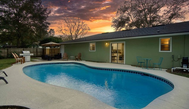 ~Executive Pad Sleeps 12 Heated Pool & Boardroom~