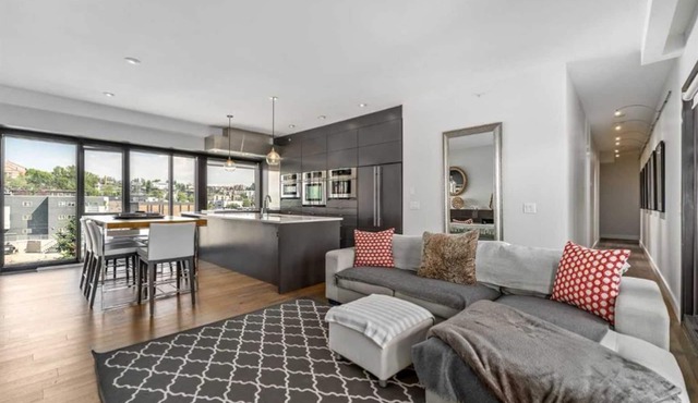 Executive Penthouse with Downtown Views - 2 Br 2 Bt