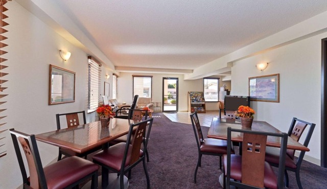 Executive Plus Inn & Suites