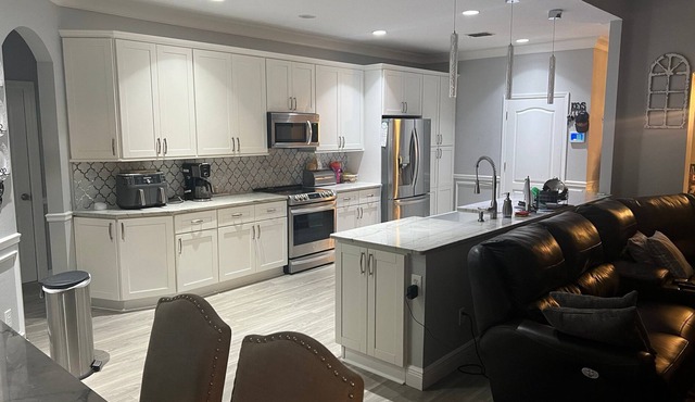 Executive Pool home. Short drive to all major attractions