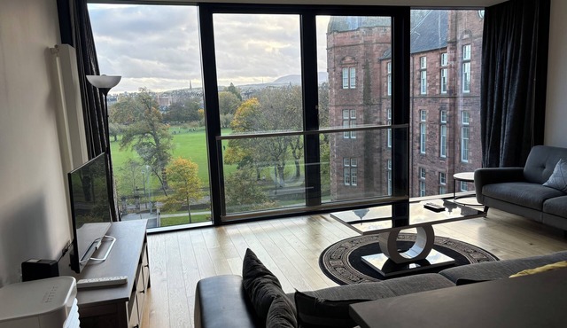 Executive Quartermile apartment near to Castle & University with park view!