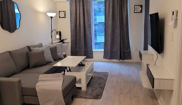 Executive rental walk to CN tower aquarium food entertainment next THE WELL