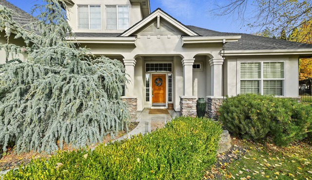 Executive residence in Eagle, Idaho! Perfect for family gatherings!