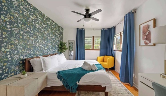 Executive Retreat - 2 Parking Spaces, Sleeps 4!